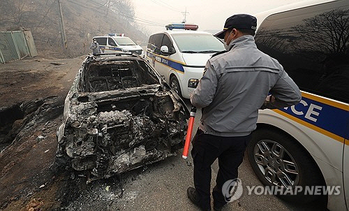 26일 경북 영덕군 영덕읍 한 도로에 산불에 불탄 차량이 세워져 있다. 이 차량에서는 산불 사망자 3명이 나왔다.  [연합뉴스]